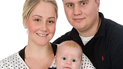 Ida Olsson och Emil Josefsson, Ekkällegatan, Linköping, fick den 23/8 en dotter som heter Alice. Vikt 3 860 g, längd 53 cm.