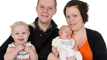 Victoria Nordin och Mattias Larsson, Oxelösund, med pappa uppvuxen i Linköping, har fått en dotter som heter Nellie. Vikt 4 145 g, längd 52 cm. Med på bilden är även dottern Lilly-Bo.