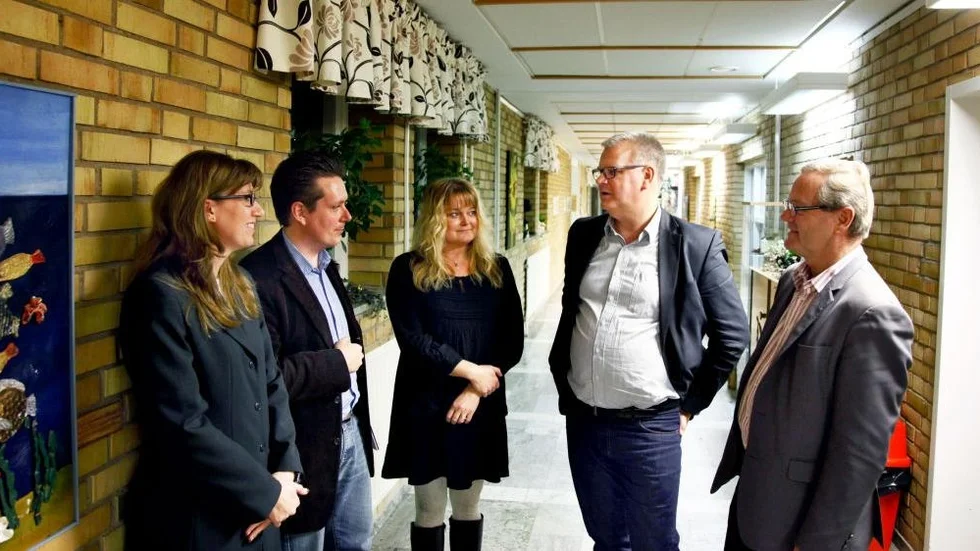 Britt-Louise Karlsson, Henrik Edin och Cecilia Gurung-Foxner, verksamhetschefer på Attendo Care, tog emot Paul Lindvall (M) och Jan-Willy Andersson (KD) för att visa verksamheten.