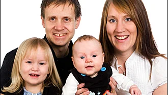 Annelie och Peter Larsson, Torgnys gata, Linköping, fick den 10/11 en dotter som heter Alva. Vikt 4 443 g, längd 55 cm. Med på bilden är även dottern Maja.