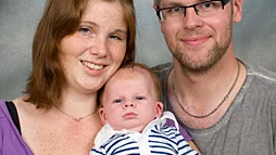 Emelie Karlsson och David Andersson, Middagsgatan, Linköping, fick den 17/5 en son som heter Fabian. Vikt 3 930 g, längd 50 cm.