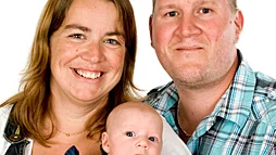 Jeanette och Fredrik Tillberg, Hagvägen, Mantorp, fick den 28/5 en dotter som heter Alice. Vikt 2 520 g, längd 47 cm.