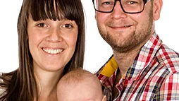 Rebecca Koppner och Per Friberg, Lindengatan, Linköping, fick den 11/4 en son som heter Nils. Vikt 2 670 g, längd 46 cm.