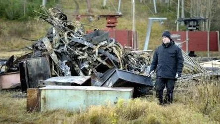 Liftverkstaden var hjärtat i Måttsundsanläggningen. För en vecka brann den ner och nu kämpar Michael Lundqvist för att säsongen inte ska bli förstörd.FOTO: Kurt Engström