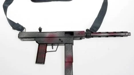 Mannen hade även en egentillverkad kulsprutepistol. Polisen hittade även ritningar till vapnet i mannens bostad.
