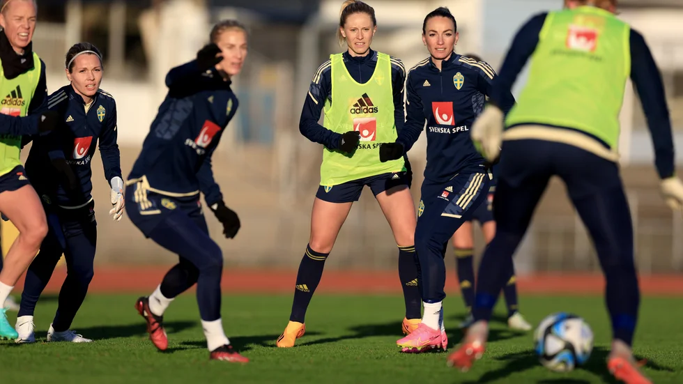 Rebecka Blomqvist, i mitten i gul väst, byter Wolfsburg mot en ny klubb till nästa säsong.