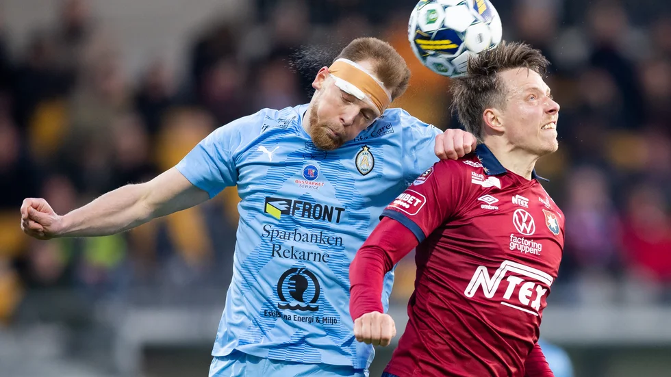 AFC Eskilstunas premiärmålskytt Jesper Modig och Örgrytes Viktor Lundberg i en tät duell.