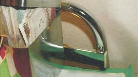 Polisen hittade 68 300 kronor i en metallask. Troligen är pengarna en delbetalning för narkotikan.Foto: polisen