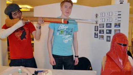Top Prakasit Phromson och Oskar Töverud             presenterar sina projekt. Ett luftgevär som drivs av en cykelpump och en dräkt skapad från en 3dmodel.FOTO: Marie Ridderström
