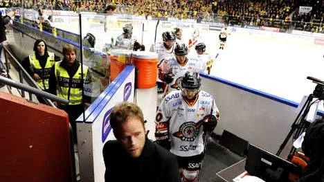 ett tungt uttåg från den femte semifinalen. Jonas Rönnqvist ioch hans lag förlorade mot Skellefteå - som nu bara har en seger kvar för att säkra finalplatsen.