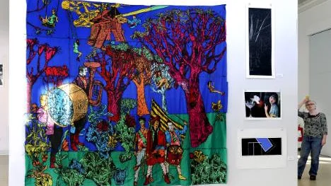 Det finns inga gränser för hur stor grafiken får bli. Till höger Konsthallens intendent Eva Gun Jensen som funderar över hur allt ska hängas och få plats.                                                                                          Foto: Bengt-Åke Persson