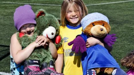 Balla björnar. Emmeli Larsson och Ellen Hägglund har varsin björn - och båda mjukisdjuren ger tjejerna tur på fotbollsplanen.