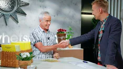 Bernt Lindfors från Gammelstad skrapade fram 10.000 kronor i månaden i 15 år under lördagsmorgonens Triss skrap i TV4. Med på bilden är programledaren Jesper Börjesson.