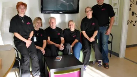 I det nya väntrummet sitter den nyanställda personalen i hälsocentralen Adviva. Ann-Sofe Karlsson, Anna-Carin Hug, Gustav Melin, Jenny Steen, Ingrid Johansson och Advivas vd Kjell Degerman.