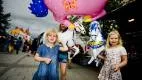 Vad är väl en marknad utan ballonger. Maja, Ida och Emma Olsson valde hästmodeller.FOTO: Simon Eliasson