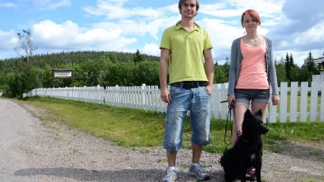 Fredrik Orrmalm tar krafttag för att hålla liv i Puoltikasvaaras egen festival som har en 20-årig tradtion bakom sig. Till sin hjälp har han lilla syster Linn Orrmalm med hunden Nero.