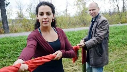 Konstnären Lina Issa har tagit initativ till konstinstallationen Dragkamp Kiruna. Björn Olofsson är en av Kirunaborna som tänker delta.FOTO: HANS STERNLUND