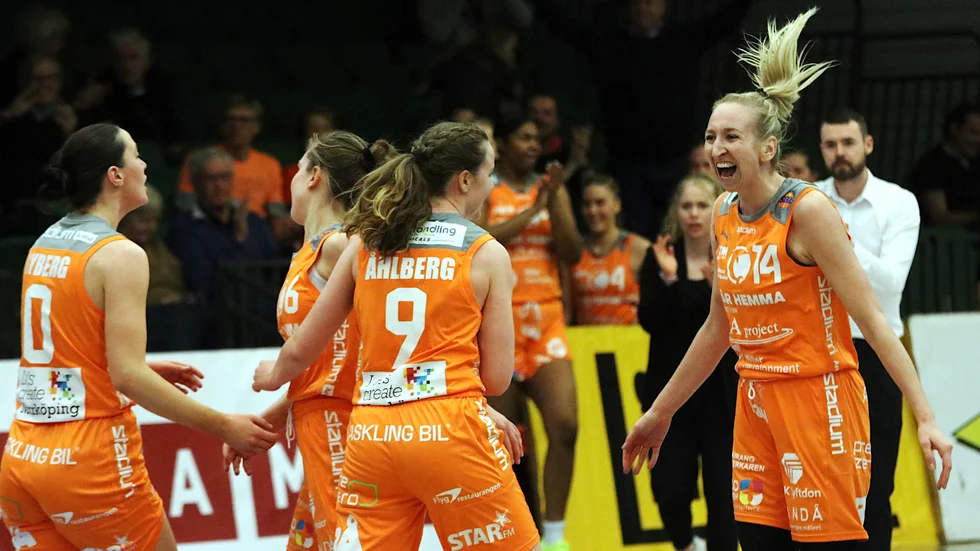 Semifinalglädjen. Rakel Gyberg, Lovisa Hjern, Matilda Åhlberg och Sofia Pelander snodde en match i Södertälje.