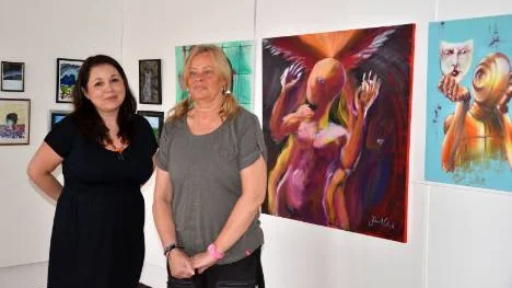 Karina Jarrett och Lena Söderberg tycker det är roligt att visa upp den goda amatörkonst som finns hos Gällivareborna. I dag hålls        vernissage för "Vårsalong" i hembygdsmuséet.  <_Bildtext Fotobyline>FOTO: Maria Ödalen</_Bildtext Fotobyline>