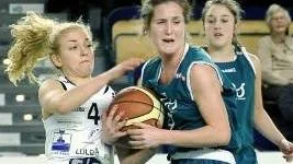 Alexandra Ferm, till höger, ville till Luleå Basket i fjol men fick nej. Nu har läget förändrats - och hon för diskussioner med klubben.