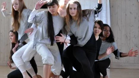 Kulturskolan gav en dansföreställning på Stacken under årets vintermarknad. Emma Isberg, Moa Bäckström Runnman, Lina Sigelind, Louise Aspebo, Erika Lyngmark, Kristina Koumbarou och Maria Sandvärn. FOTO: Marie Ridderström