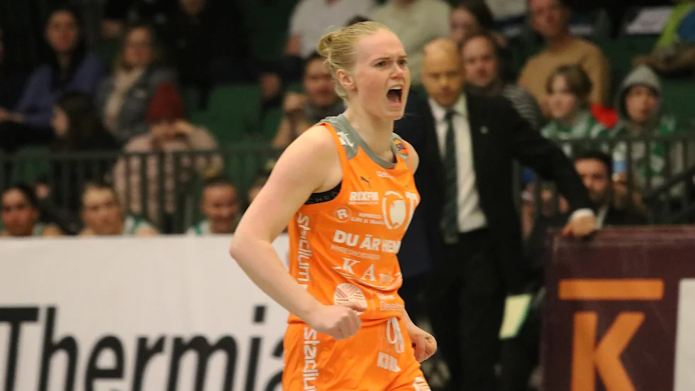 Matilda Ståhl jublar efter ett lyckat skott. Det var ett antal. Hon var viktig i vändningen med sina tre "treor" i Täljehallen.