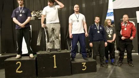 Vinnaren Damir på pallen, tog svenskt rekord, men efter det ej godkända sisa lyftet var besvikelsen stor. Under medaljcermonin kastade han medalj samt bälte rakt i golvet och stegade ut från scenen.