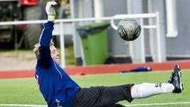 Målvakten Joakim Nilsson, 40, går från femman till division I när IFK Luleå möter Vasalund på Skogsvallen i morgon.                                  "Jag ska göra mitt bästa", säger han