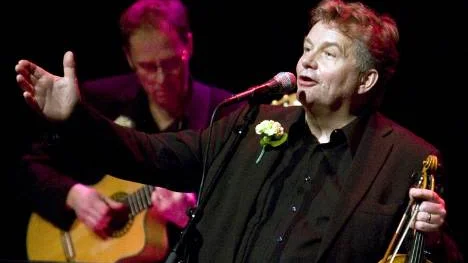 "Jag menar inte att det är synd om oss, inte alls", säger Svante Lindqvist i JP Nyströms, som spelar utan stöd av det allmänna.