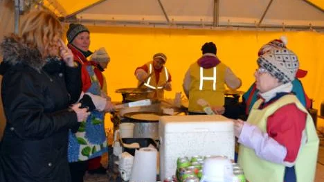 Det var full fart på försäljningen i tältet på Torneälvens is.