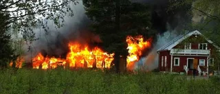 Skolbyggnad i lågor