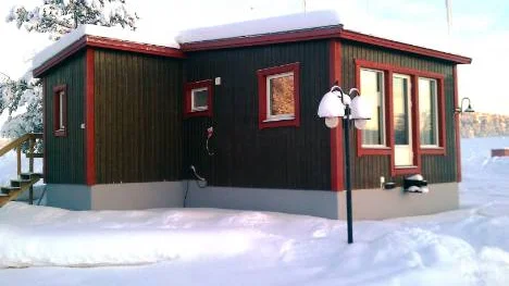 Stugorna står på hjul, och dras till sin plats med en traktor. Det gör att bostäderna kan flyttas enkelt.<_Bildtext Fotobyline>FOTO: Relaxstugan</_Bildtext Fotobyline>