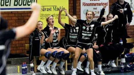 Emmy Nordmark jublar ikapp med lagkamraterna  efter Bodens tvåmålsseger.