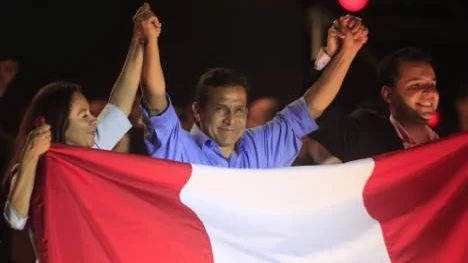 Vänsterkandidaten Ollanta Humala (mitten) tog hem valet i Peru.