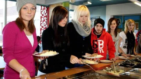 Katti Poggats, Natalie Hammar, Josefin Tapani, Jonas Ulenius, Pernilla Åberg och Frida Uusitalo tycker att det ofta är grisigt i Hjalmar Lundbohmsskolans matsal i Kiruna. FOTO: Alexander Linder