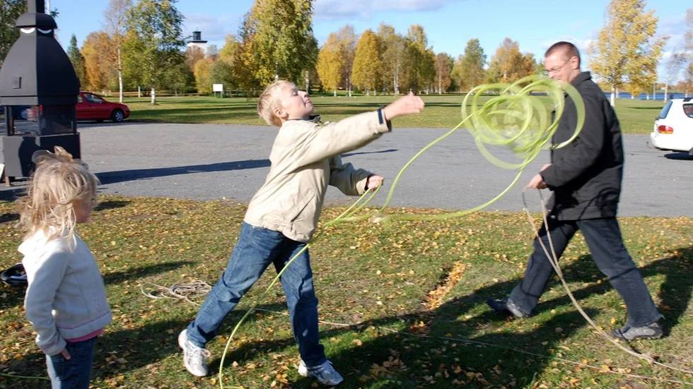 Oscar Sundbaum kastade lasso. Lillasyster Anna Sundbaum tittar på och pappa Bengt Sundbaum har redan testat.