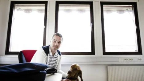 Mattias Kerttu, rektor, för Luleå praktiska gymnasium som startar i höst i de nya lokalerna. Med sig har han hunden Kraft.FOTO: simon eliasson