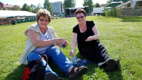S-politikerna Eivy Blomdahl och Britt-Marie Loggert-Andrén med flera politiker ska vara med på Boden Alive, prata med ungdomar om vikten av att ha skyddat sex och dela ut kondomer från en burk de fyllt på.