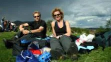 Magnus och Annemarie Gardskol räds inte de regntunga skyarna som drar in över staden dagen före start. FOTO: Johan Sjölund