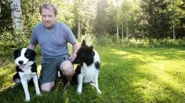 Delad glädje. Tarmo Laine vann dubbelt i elitklassen large i agility i lördags. Etta var Nero, till vänster medan Birk till höger blev två. Båda hundarna är av rasen border collie. FOTO: Jonas Lindsköld