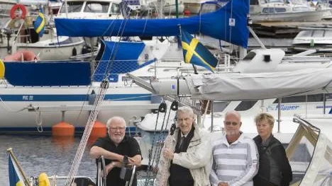 Föreningsglädje i vått och torrt.  Luleå Segelsällskap firar 125-årsjubileum med regatta i helgen. Från vänster: Gotland Runt-segraren Kent Gåhlin, veteranen Åke Hasselberg, 95 år, vice ordförande Urban Rönnbäck samt Ingrid Eriksson, en av föreningens kvinnliga seglare.FOTO: Göran Ström
