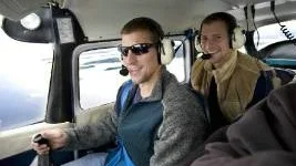 Chris och Cam singlade slant om vem som skulle få sitta fram med dubbelkommandot. Chris        vann, Cam muttrade och svor. Men sedan njöt de i fulla drag av att flyga över sin nya hemstad. "Vi älskar frihetskänslan i att bara ta ett plan och dra iväg", säger Cam Abbott. Foto: FREDRIC LUNDQVIST  Med vänlig hälsning Fredric Lundqvist  *: +46 (0)706 260 260  (mobile) *:  fredric@go-on.se<mailto:fredric@go-on.se>