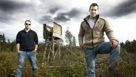 Två jaktintresserade vinnarskallar som kommit till Luleå för att vinna SM-guld. Men bröderna Chris och Cam Abbotts resa mot            stjärnorna har varit varken rak eller självklar. När de misslyckades i en farmarliga till en farmarliga till NHL var det nog få som trodde att de en dag skulle dominera i elitserien. Men vägen gick via Norge och Skåne. Det här är historien om            två bröder som drivit på varandra i hela livet.    Foto: PÄR BÄCKSTRÖM var det k