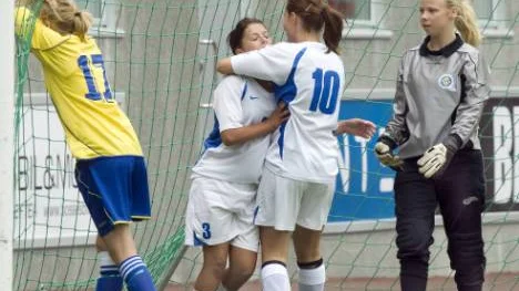 Dynamit kommer i små förpackningar. Anna Magnusson är inte stor i centimeter, men hon är tuff och aggressiv och målfarlig.                                  Här gratuleras hon av Clara Eriksson efter 1-0-målet i finalen. Sunderbyns Cecilia Linderälv hämtar kraft i nätmaskorna.