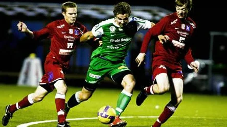 Matchhjälten Mattias Bergdahl i kamp med Piteås försvar.