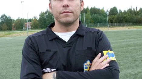 Domarkarriären pekar spikrakt uppåt för Johan Öhman från Boden. Förra veckan dömde han sin första landskamp. "Fantastiskt roligt", säger han.
