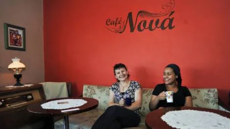 Pavlina Novakova och Renata Dos Santos unnar sig en rast med en kopp kaffe. Alla möbler i cafeet är andrahandsfynd.