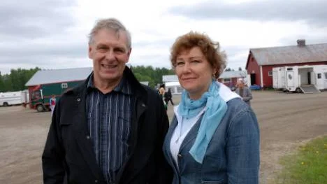 Stig Söderström och Elisabeth Lundgren, hästägare befann sig på stallbacken.