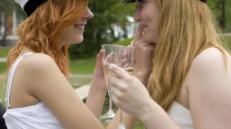 Tove Sundström, 19, och Elin Lång, 19, har champagnefrukost i Stadsparken i Luleå. De tog i går studenten från estetiska programmet.