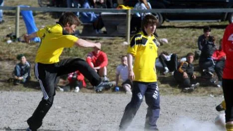 I Övre Soppero spelades fotboll under Sohppar festival. Jonas Nutti dammade iväg ett skott. Simon Nutti också med på bild. FOTO: Alexander Linder
